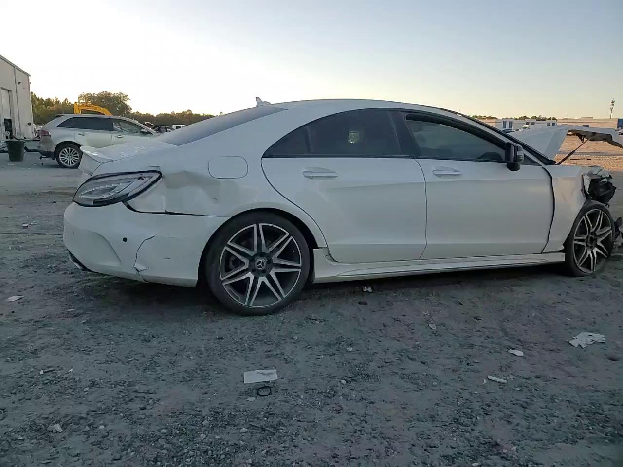 Фото: WDDLJ7DB1JA204788