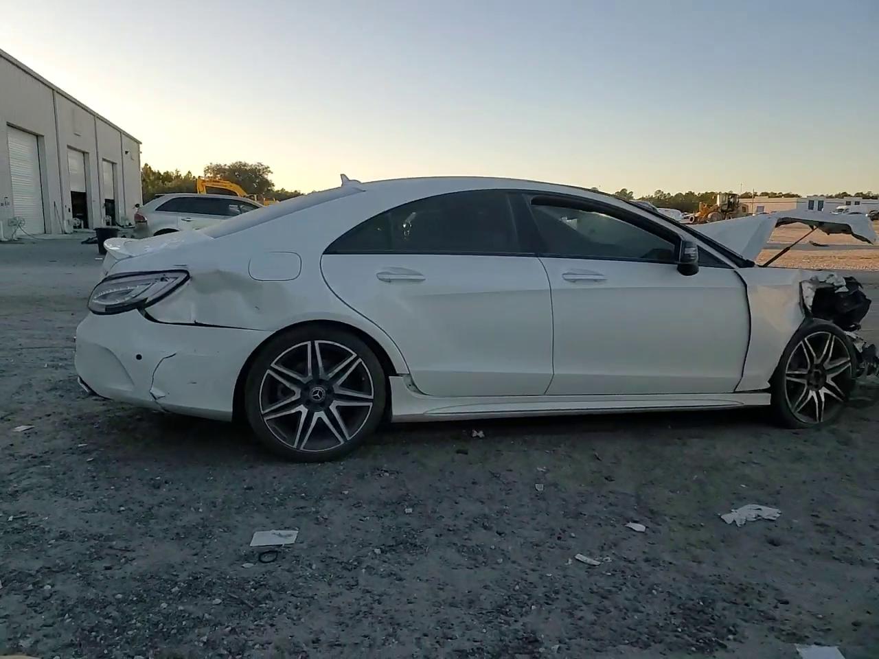 Фото: WDDLJ7DB1JA204788