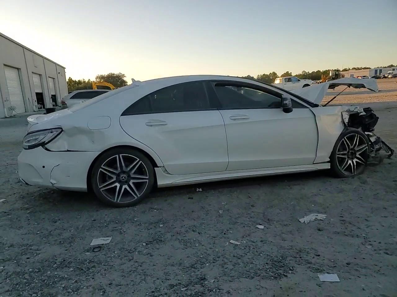 Фото: WDDLJ7DB1JA204788