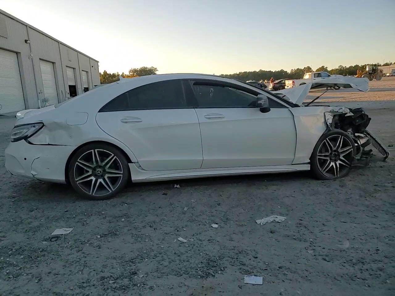 Фото: WDDLJ7DB1JA204788