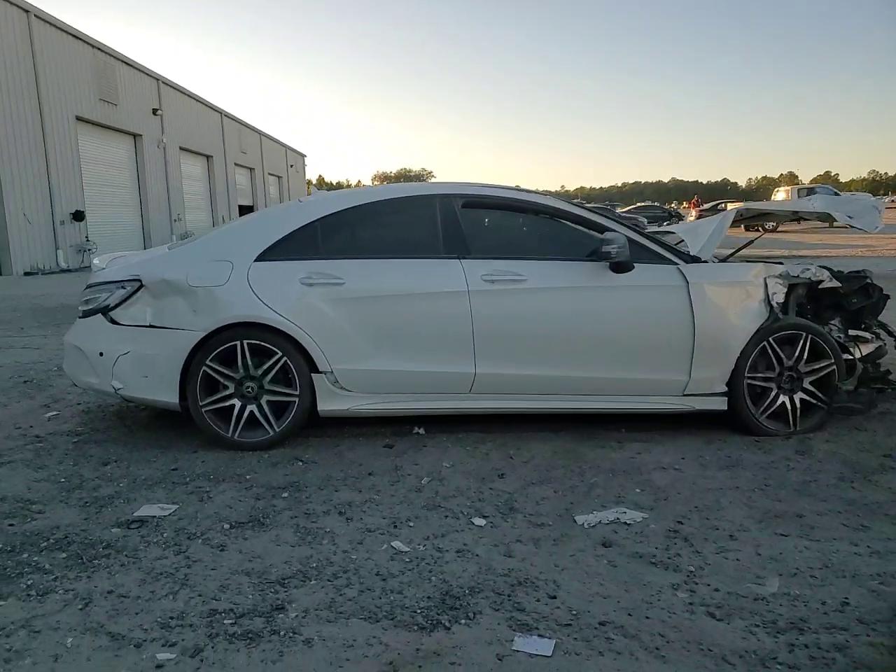 Фото: WDDLJ7DB1JA204788