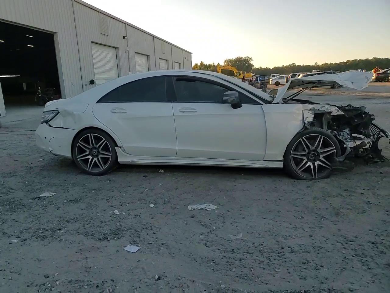 Фото: WDDLJ7DB1JA204788