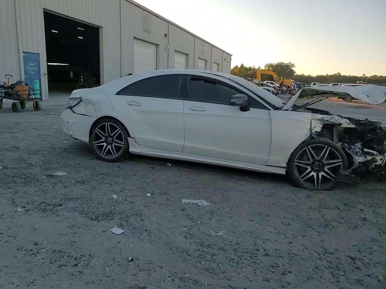 Фото: WDDLJ7DB1JA204788