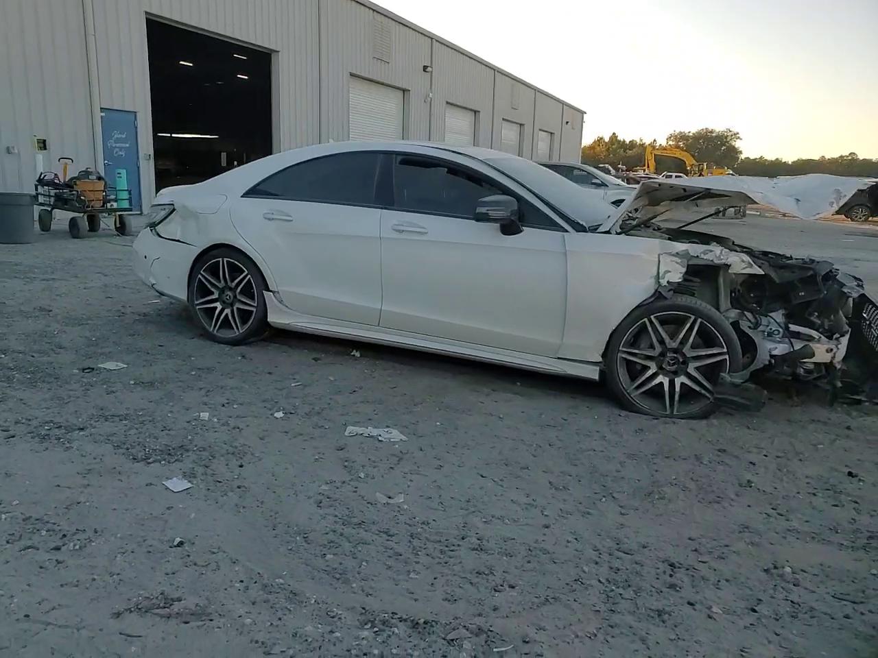 Фото: WDDLJ7DB1JA204788