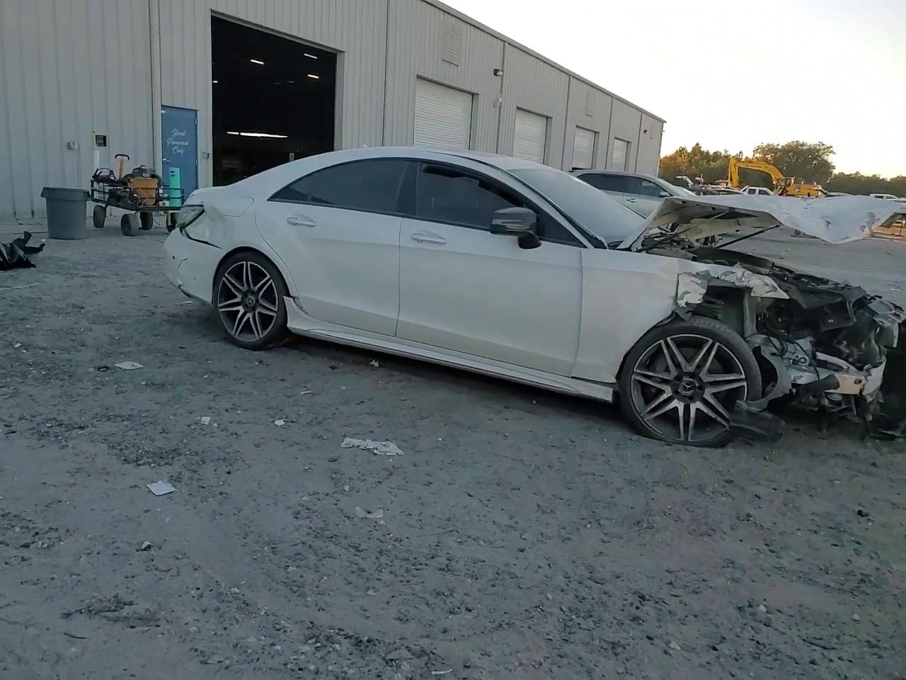 Фото: WDDLJ7DB1JA204788