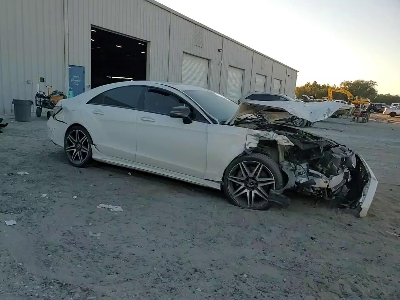 Фото: WDDLJ7DB1JA204788