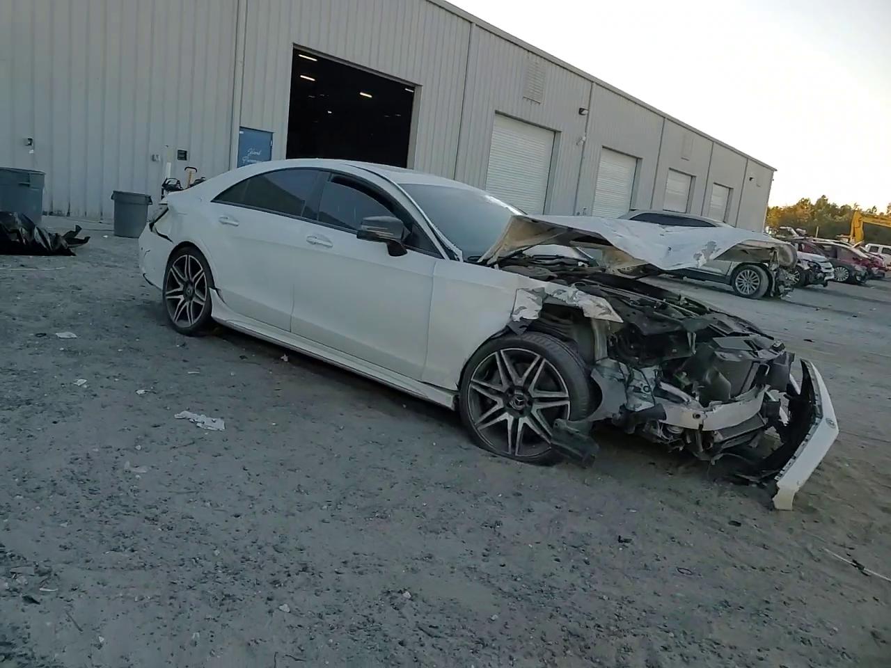 Фото: WDDLJ7DB1JA204788