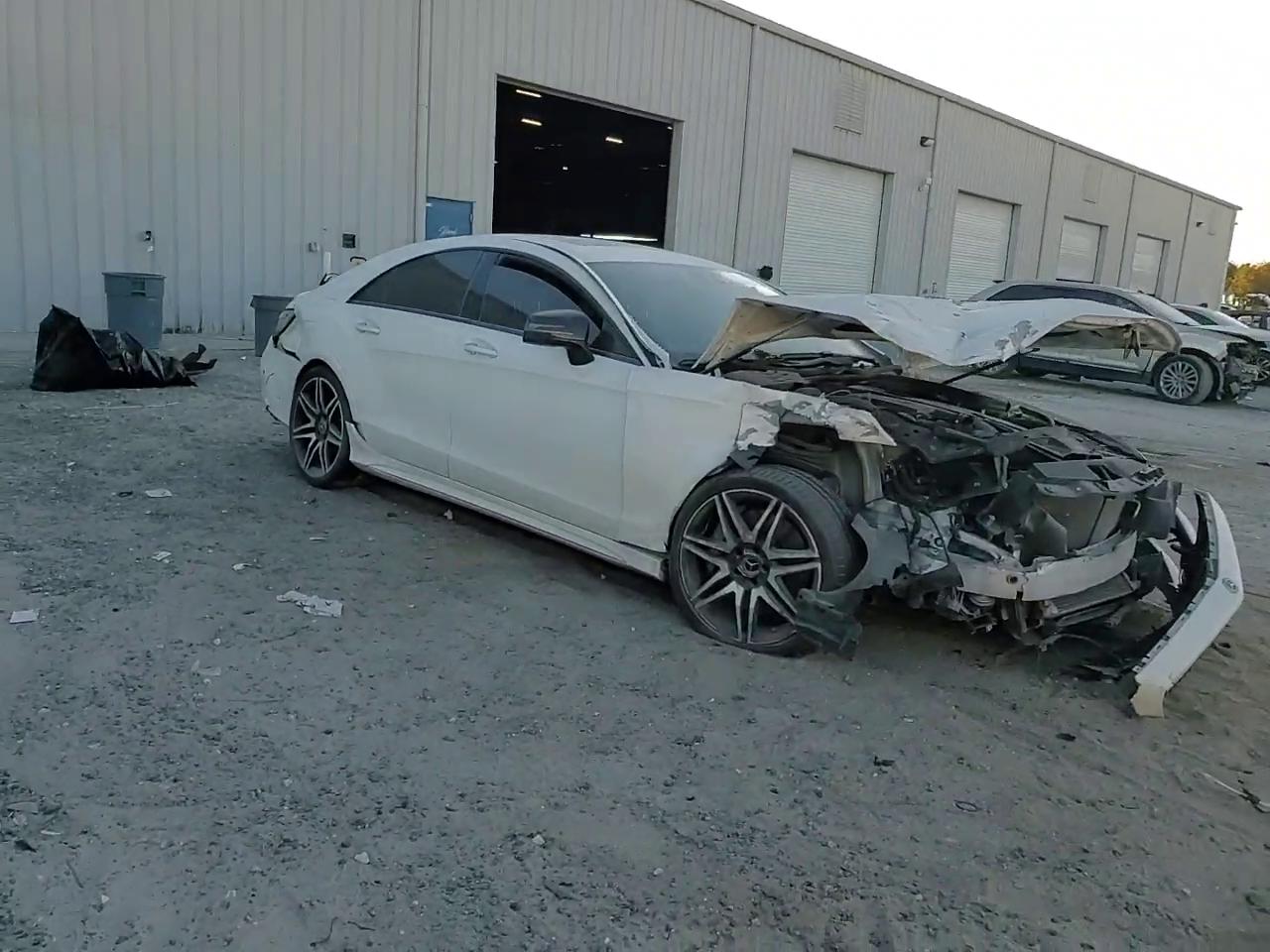 Фото: WDDLJ7DB1JA204788