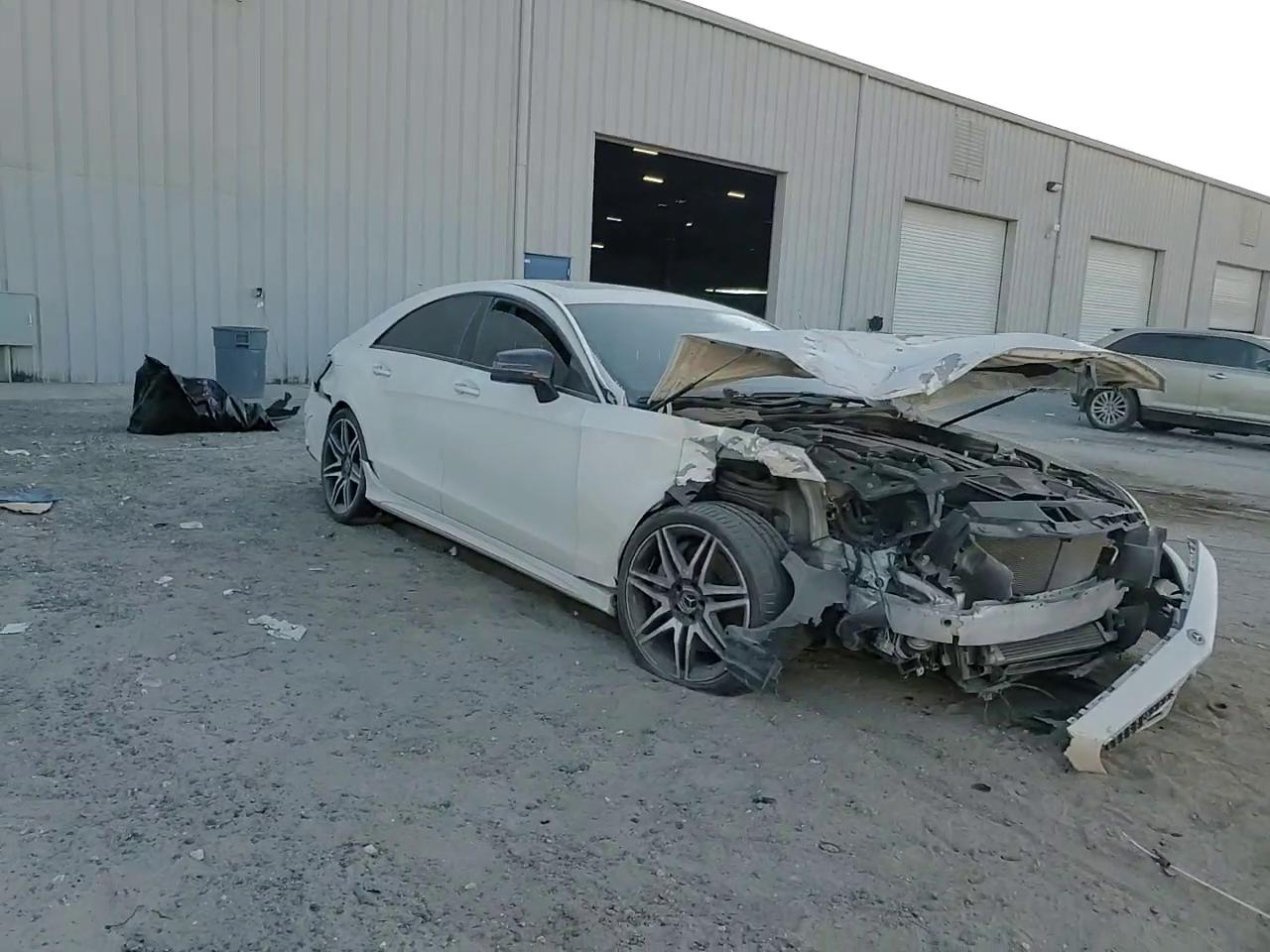 Фото: WDDLJ7DB1JA204788