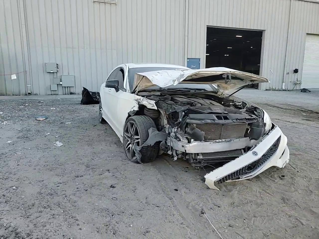 Фото: WDDLJ7DB1JA204788