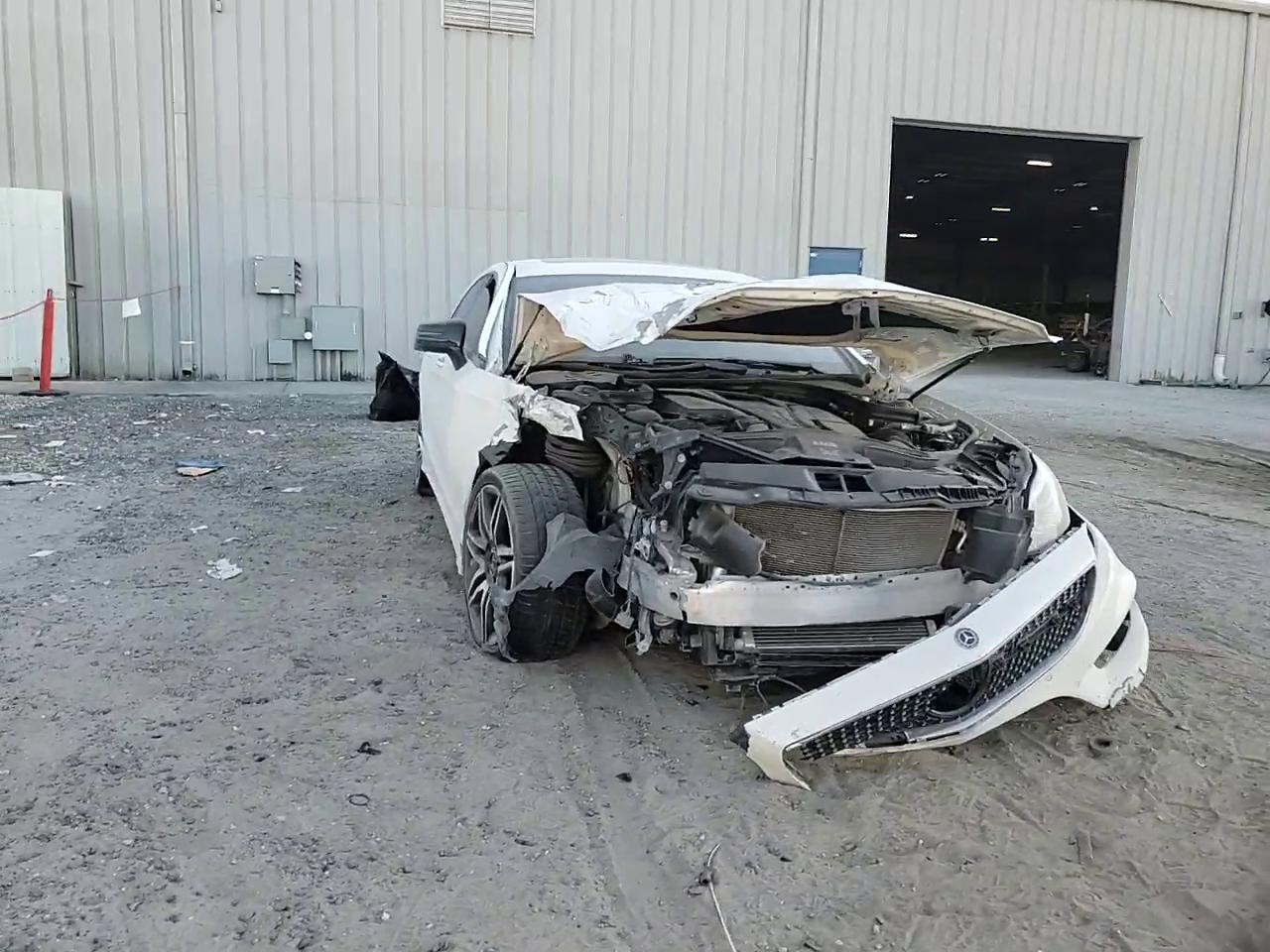 Фото: WDDLJ7DB1JA204788