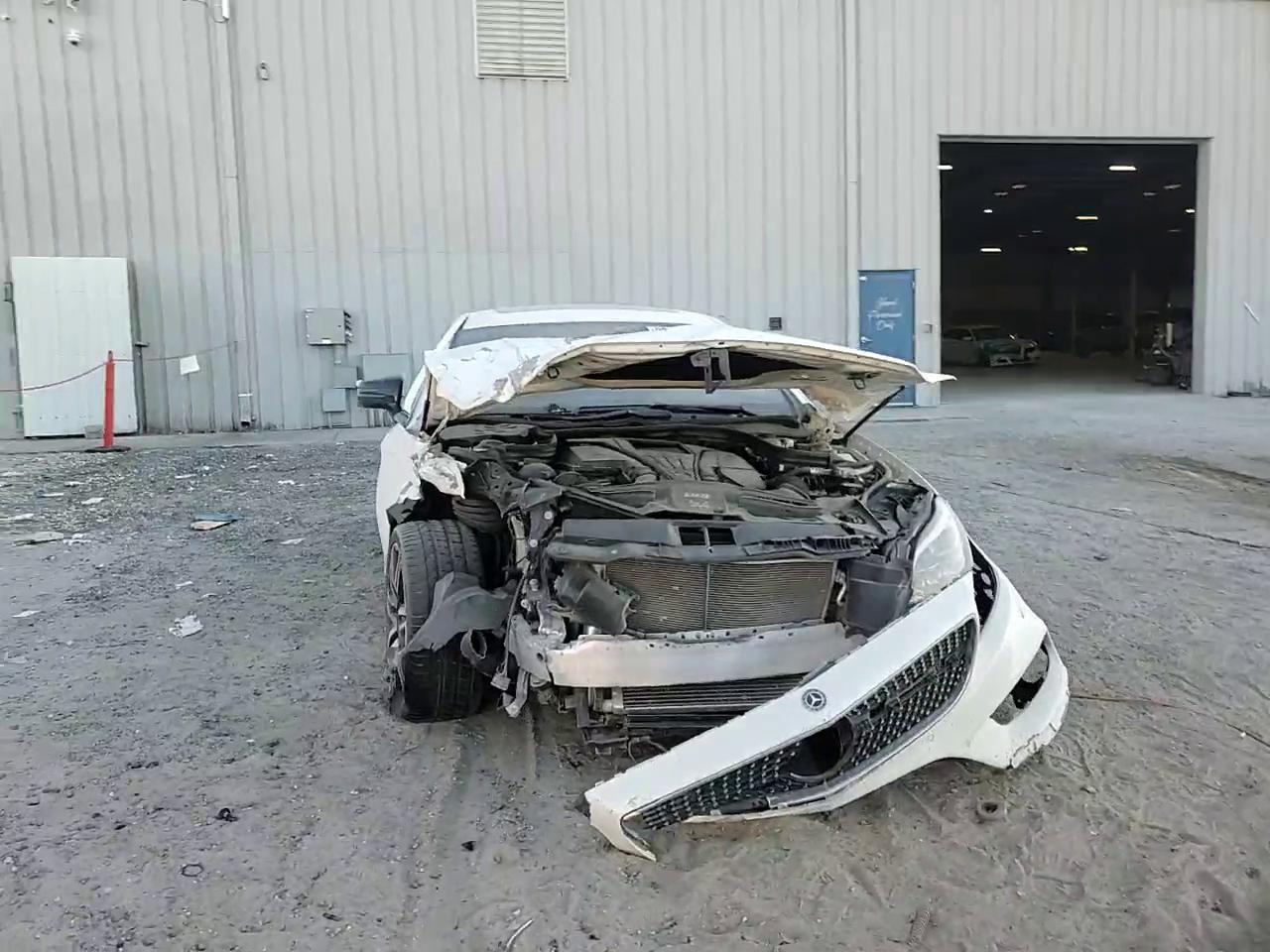 Фото: WDDLJ7DB1JA204788