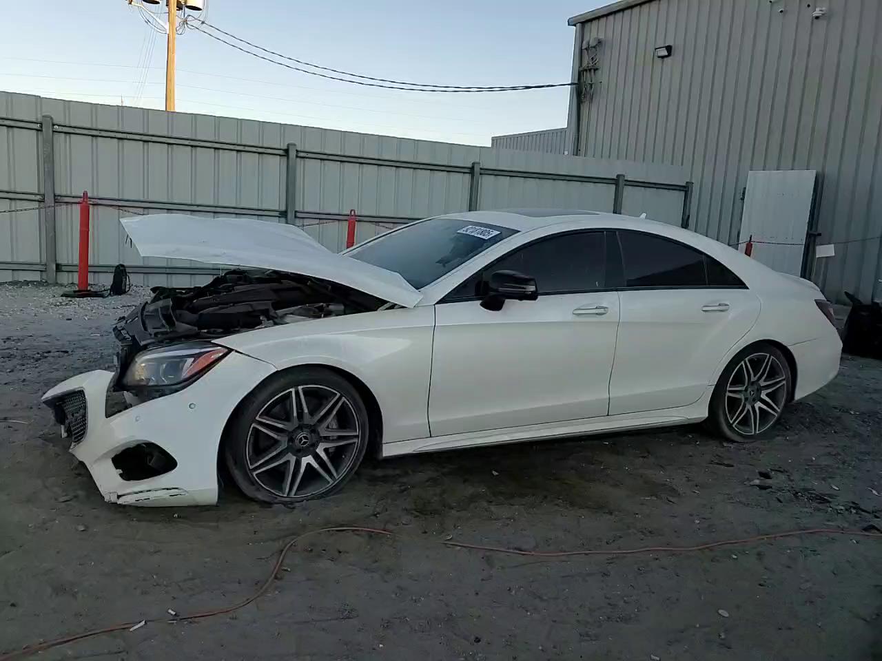 Фото: WDDLJ7DB1JA204788