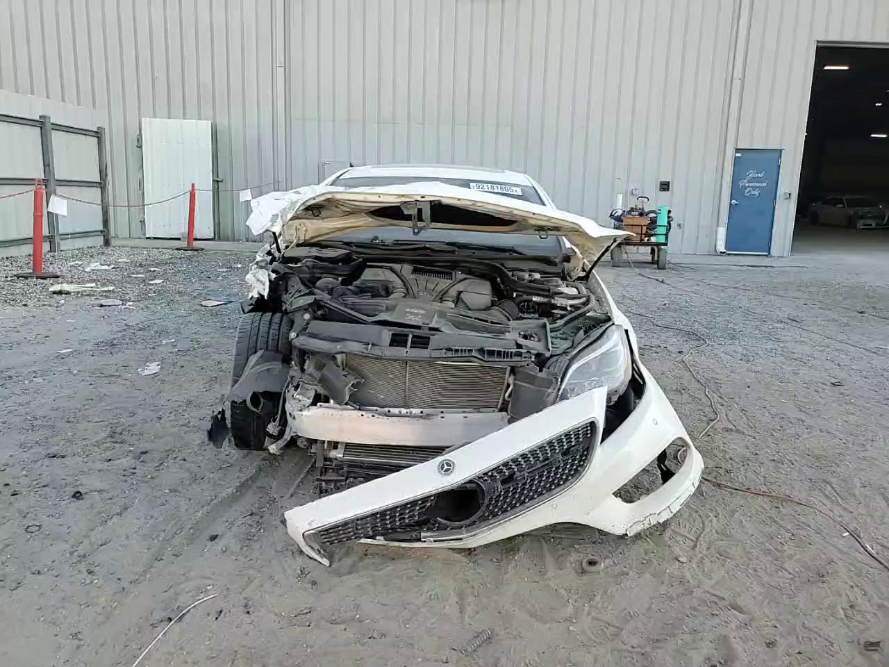 Фото: WDDLJ7DB1JA204788