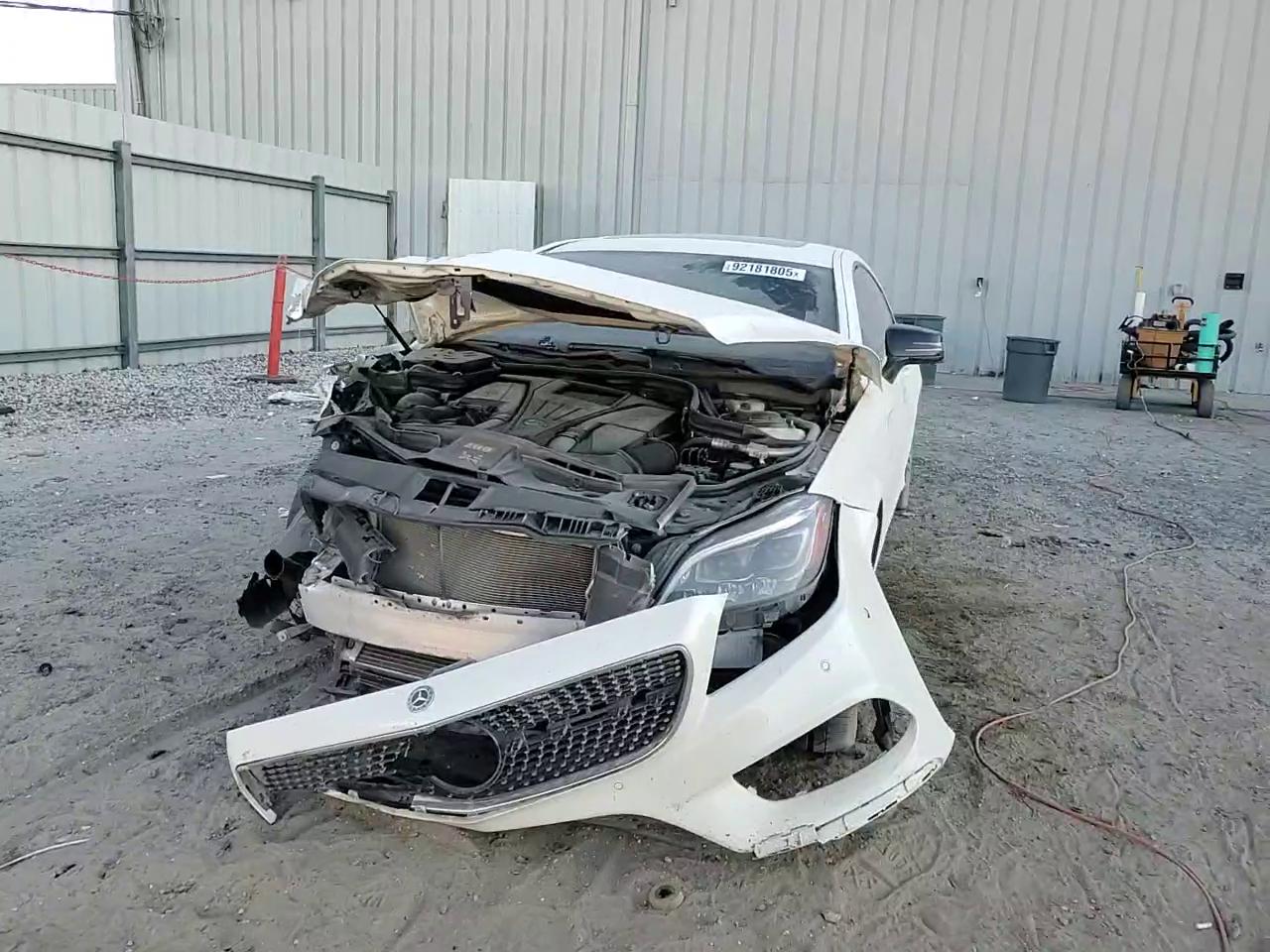 Фото: WDDLJ7DB1JA204788