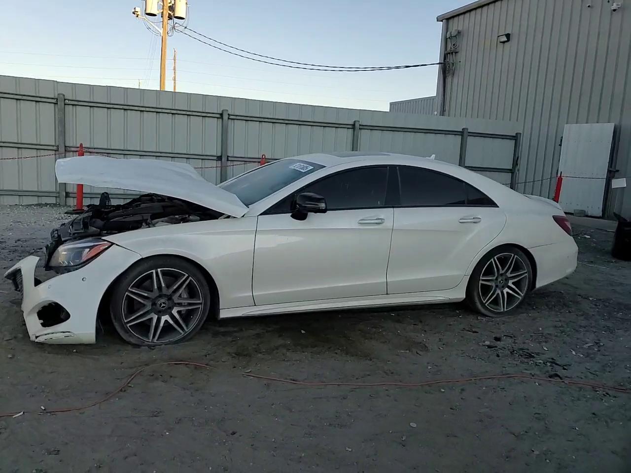 Фото: WDDLJ7DB1JA204788