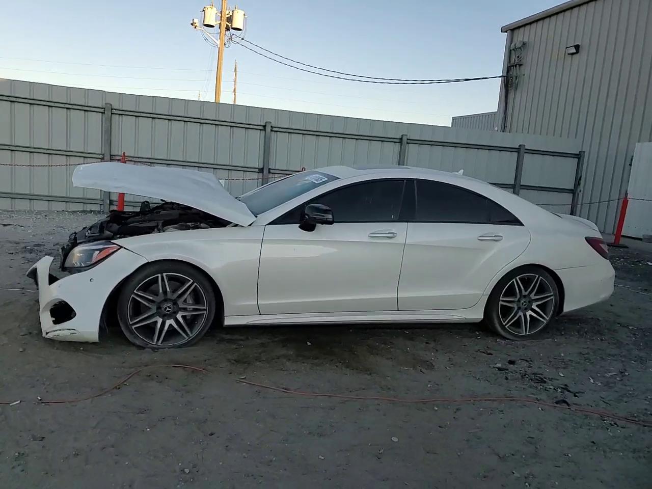 Фото: WDDLJ7DB1JA204788