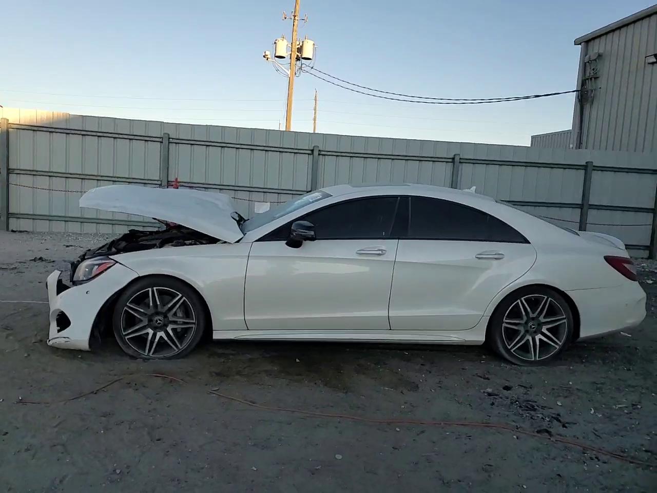 Фото: WDDLJ7DB1JA204788