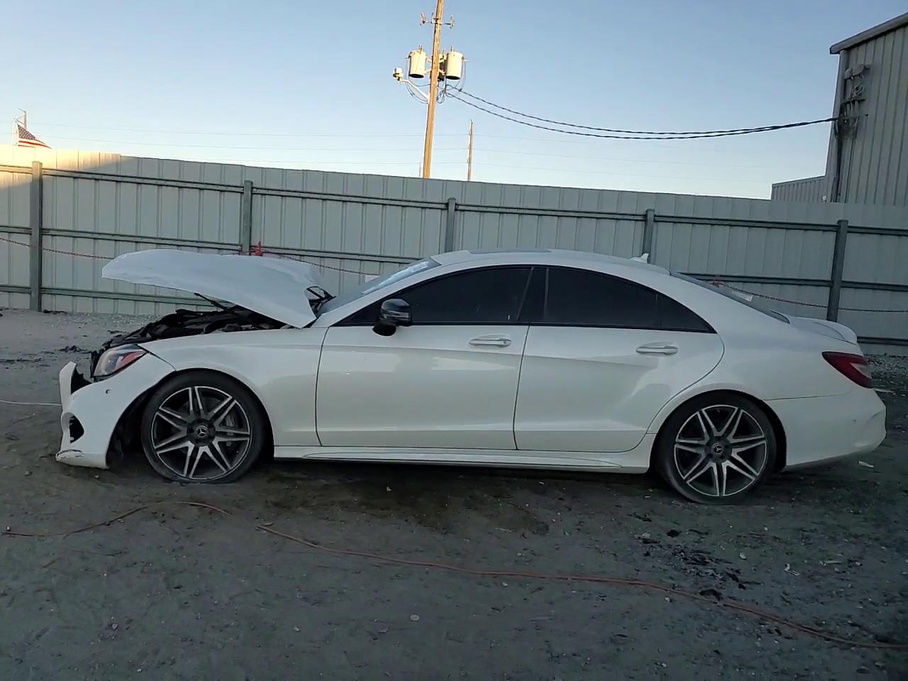 Фото: WDDLJ7DB1JA204788