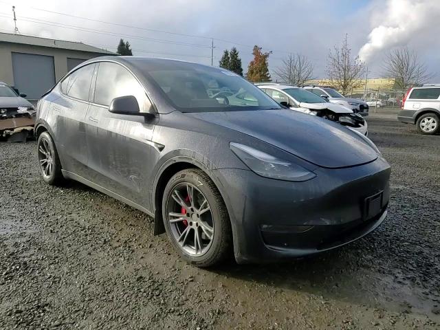 2025 Tesla Model Y VIN: 7SAYGDEF7SF222738 Lot: 92931165