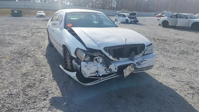 2004 Lincoln Town Car Executive VIN: 1LNHM81W94Y619062 Lot: 93421925