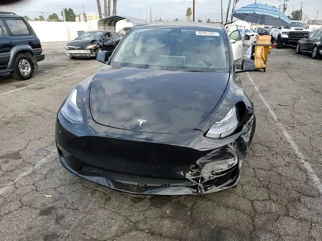 2025 Tesla Model Y VIN: 7SAYGDEE8SF219130 Lot: 92901365