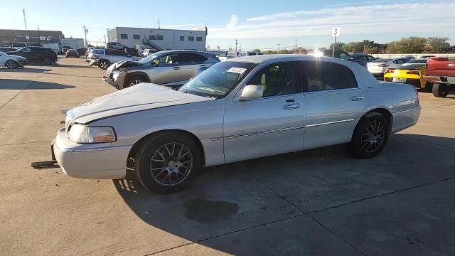 2005 Lincoln Town Car Signature VIN: 1LNHM81W35Y669845 Lot: 94533395