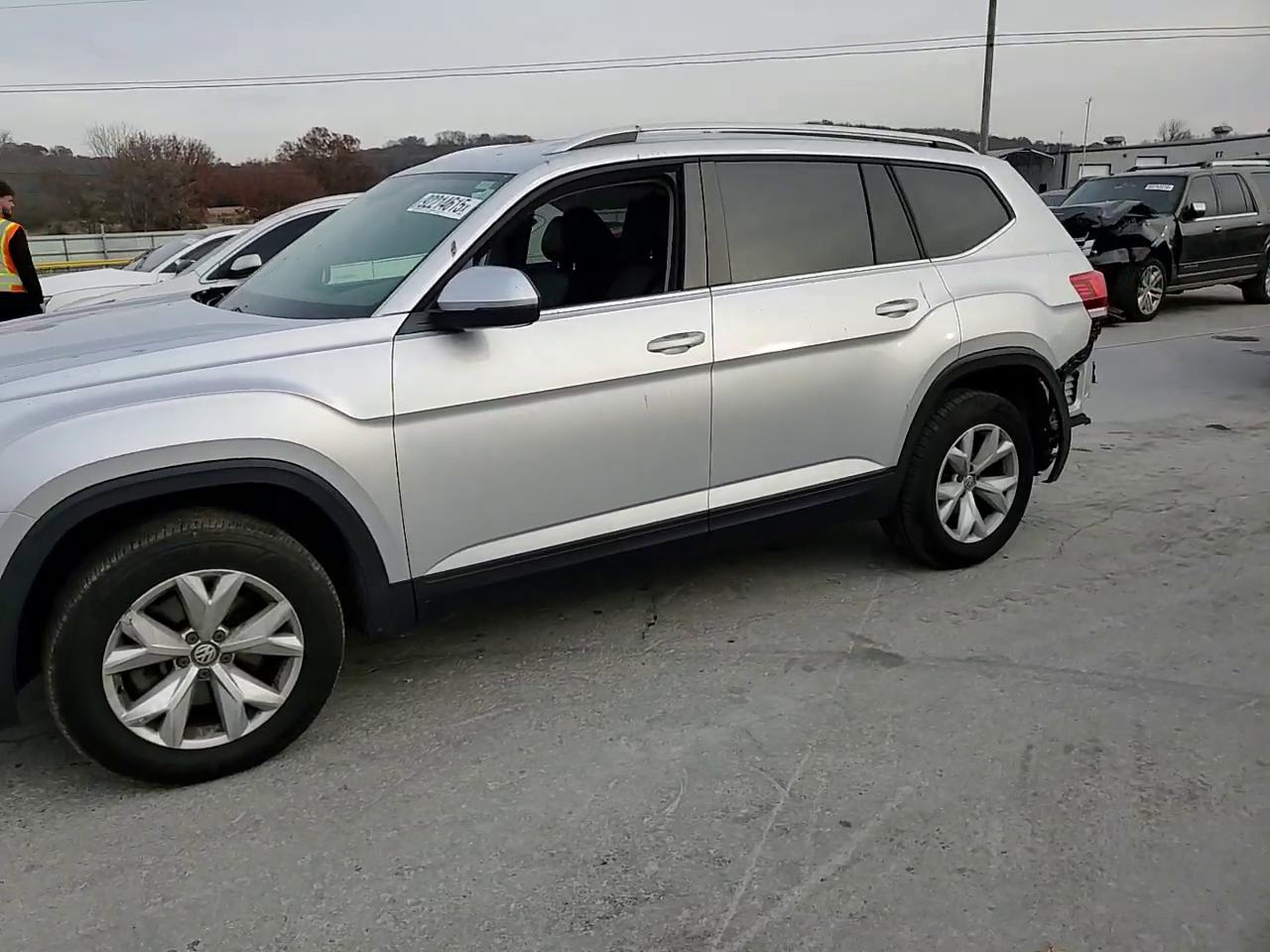 Фото: 1V2CR2CAXJC570329