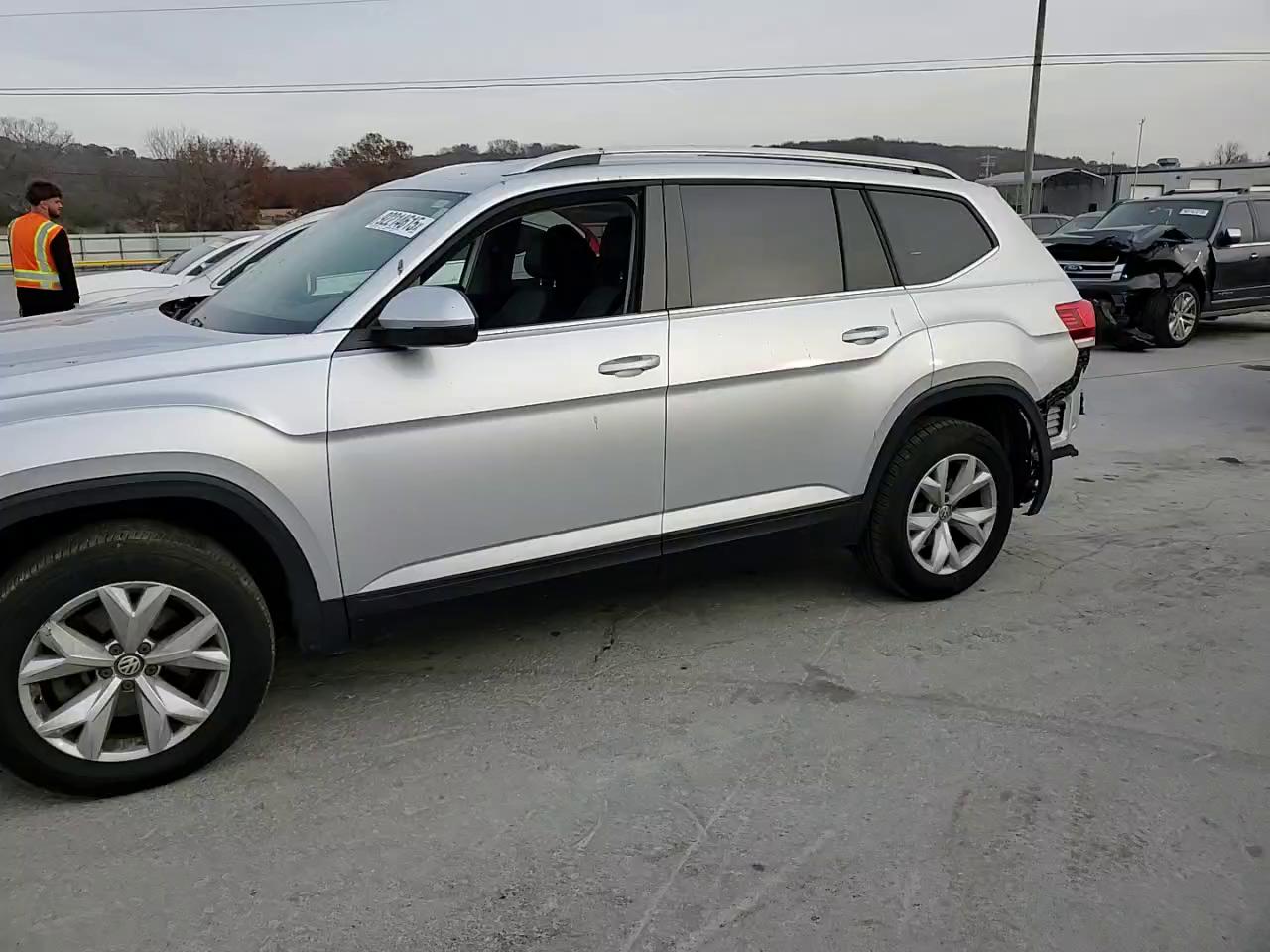 Фото: 1V2CR2CAXJC570329