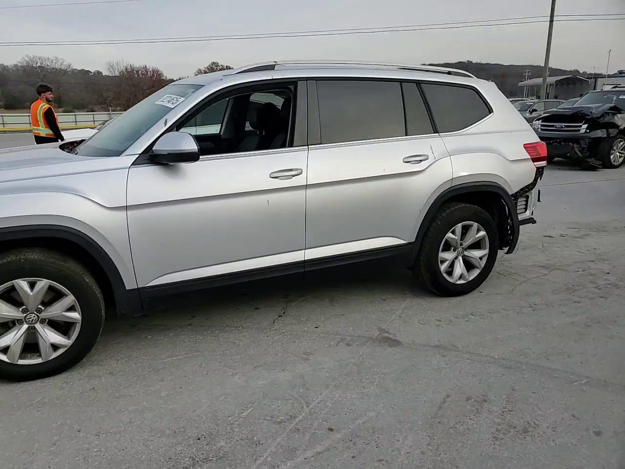 Фото: 1V2CR2CAXJC570329