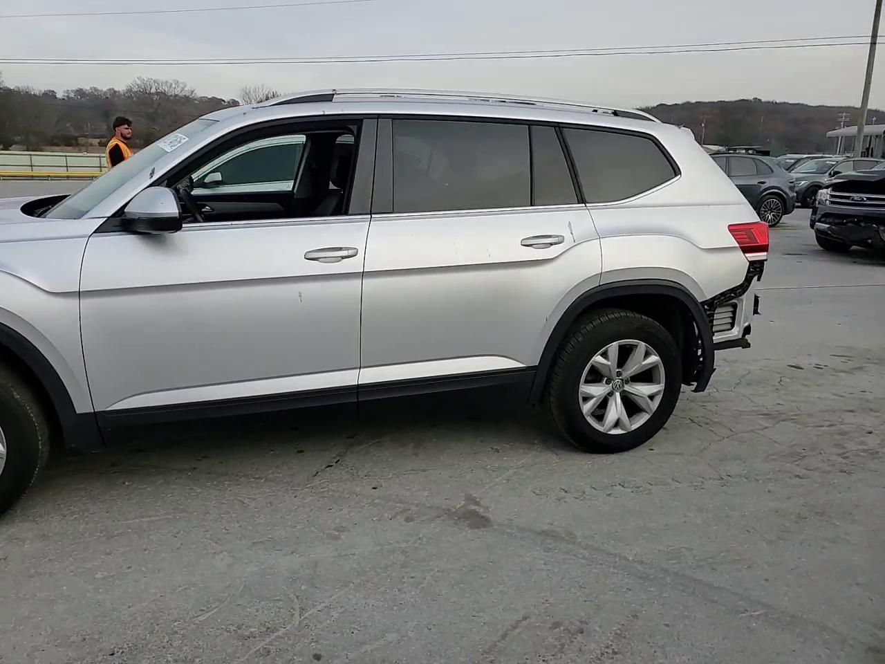 Фото: 1V2CR2CAXJC570329