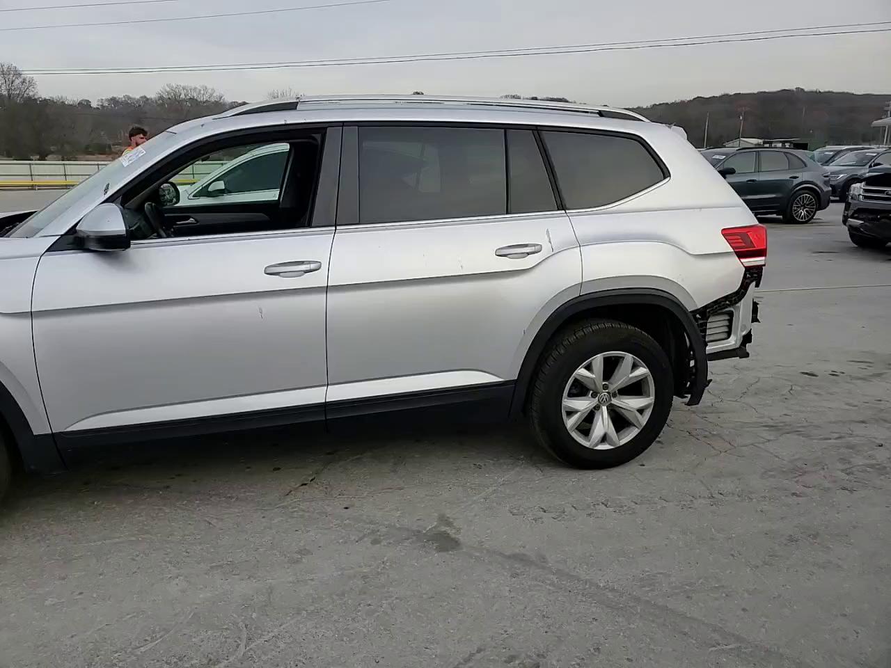 Фото: 1V2CR2CAXJC570329