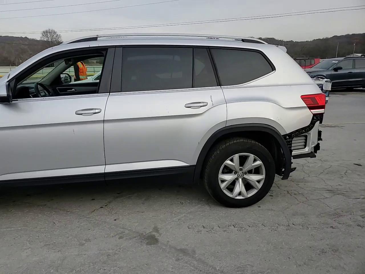 Фото: 1V2CR2CAXJC570329