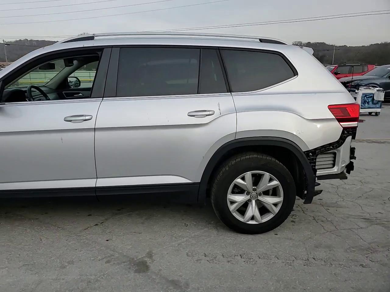 Фото: 1V2CR2CAXJC570329