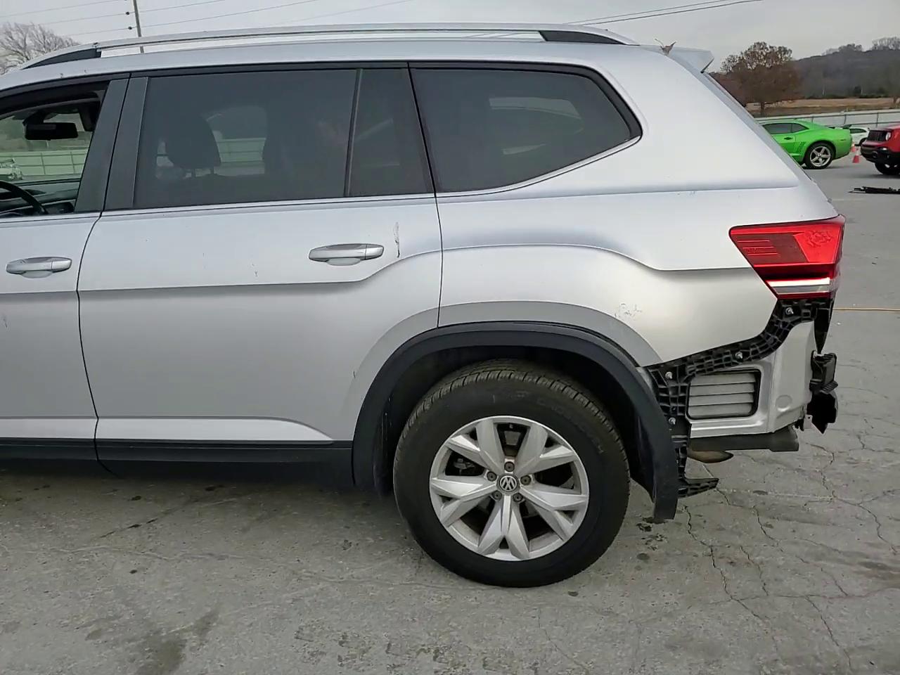 Фото: 1V2CR2CAXJC570329