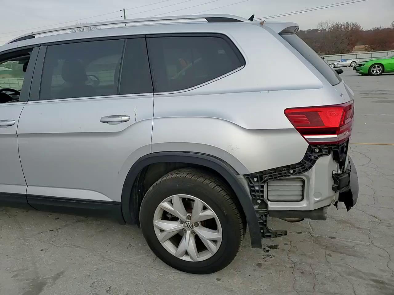 Фото: 1V2CR2CAXJC570329