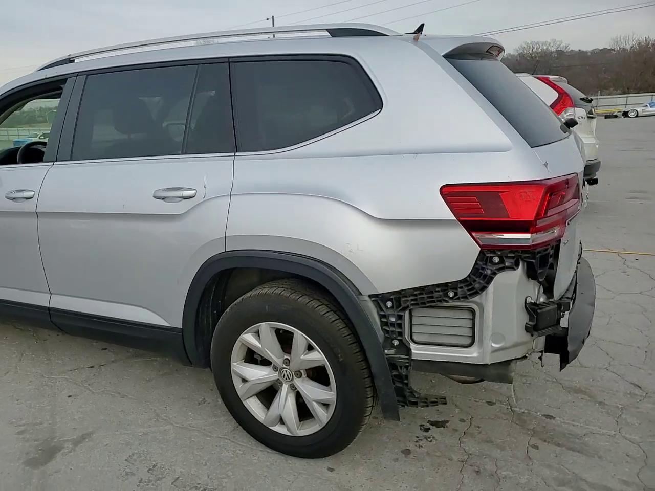 Фото: 1V2CR2CAXJC570329