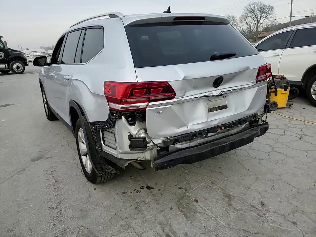 Фото: 1V2CR2CAXJC570329