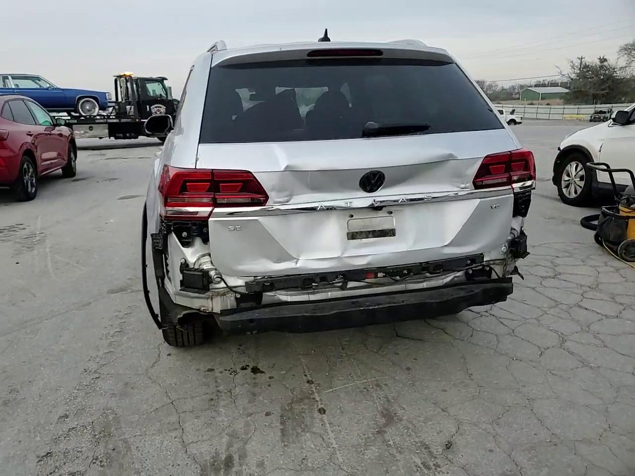 Фото: 1V2CR2CAXJC570329