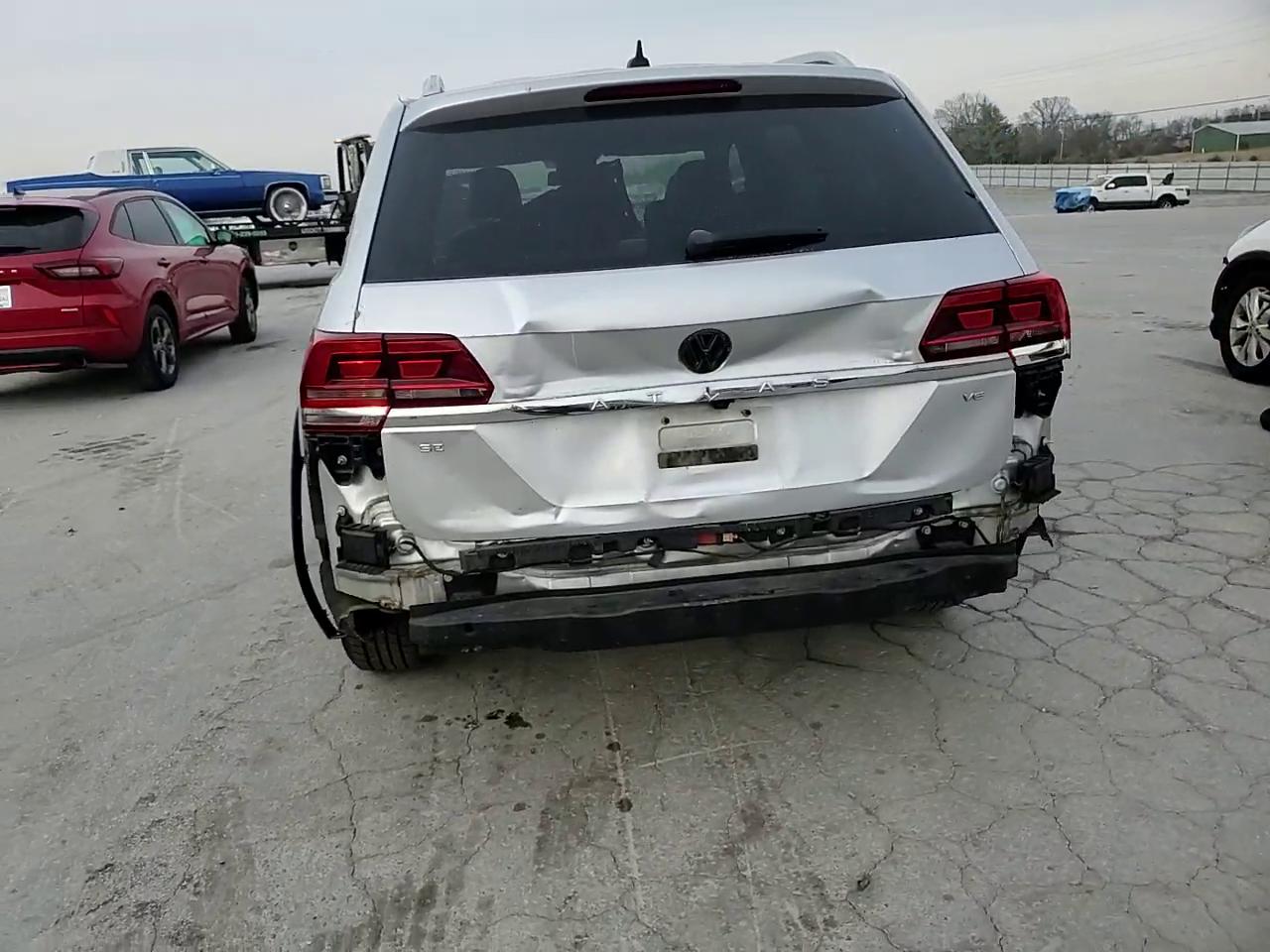 Фото: 1V2CR2CAXJC570329