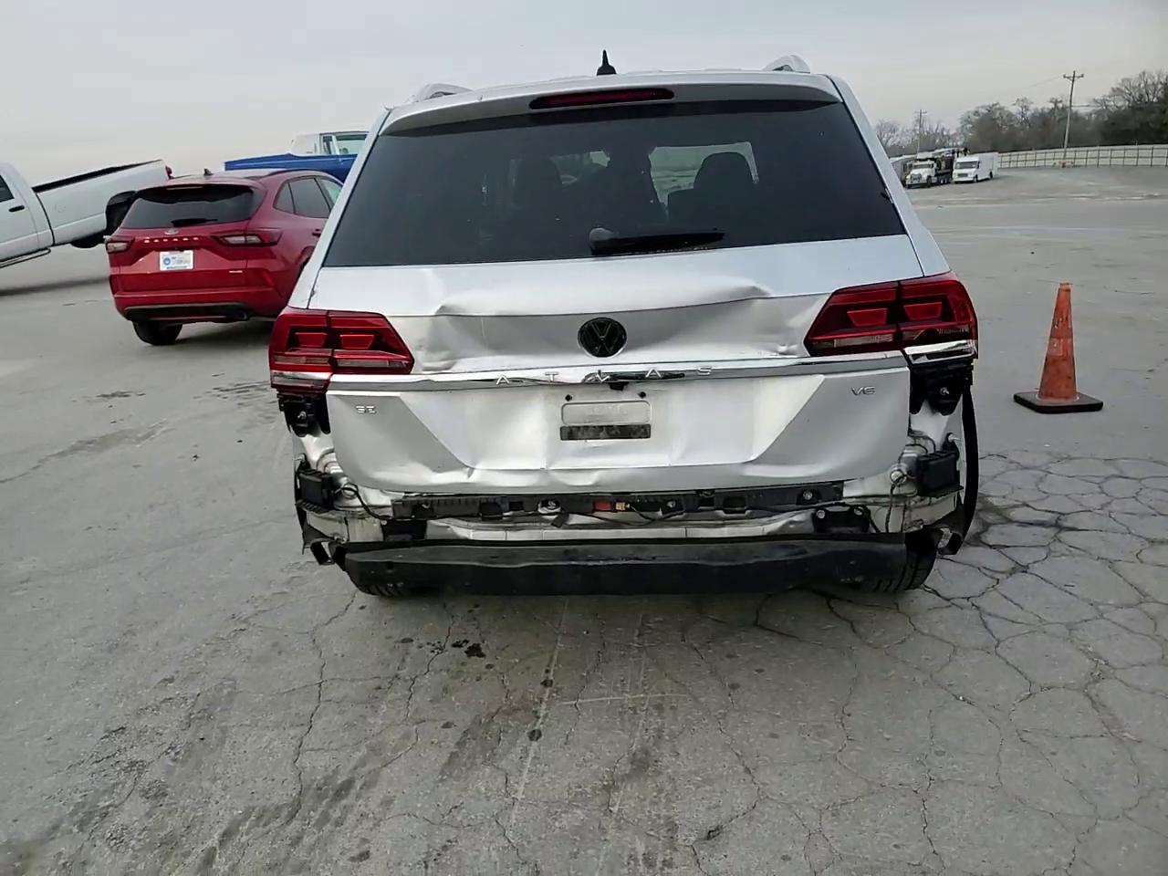 Фото: 1V2CR2CAXJC570329