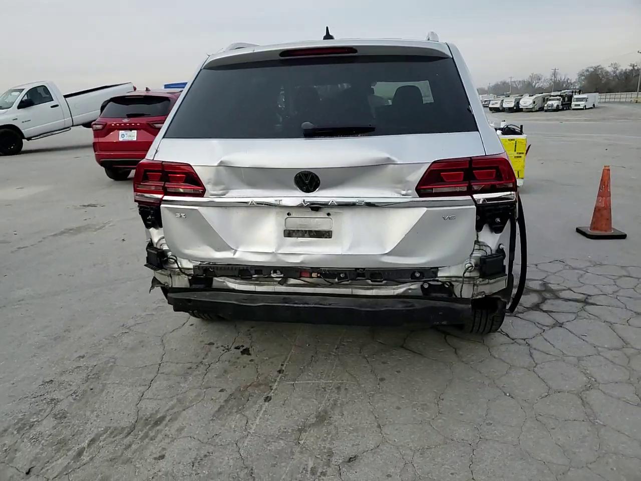 Фото: 1V2CR2CAXJC570329