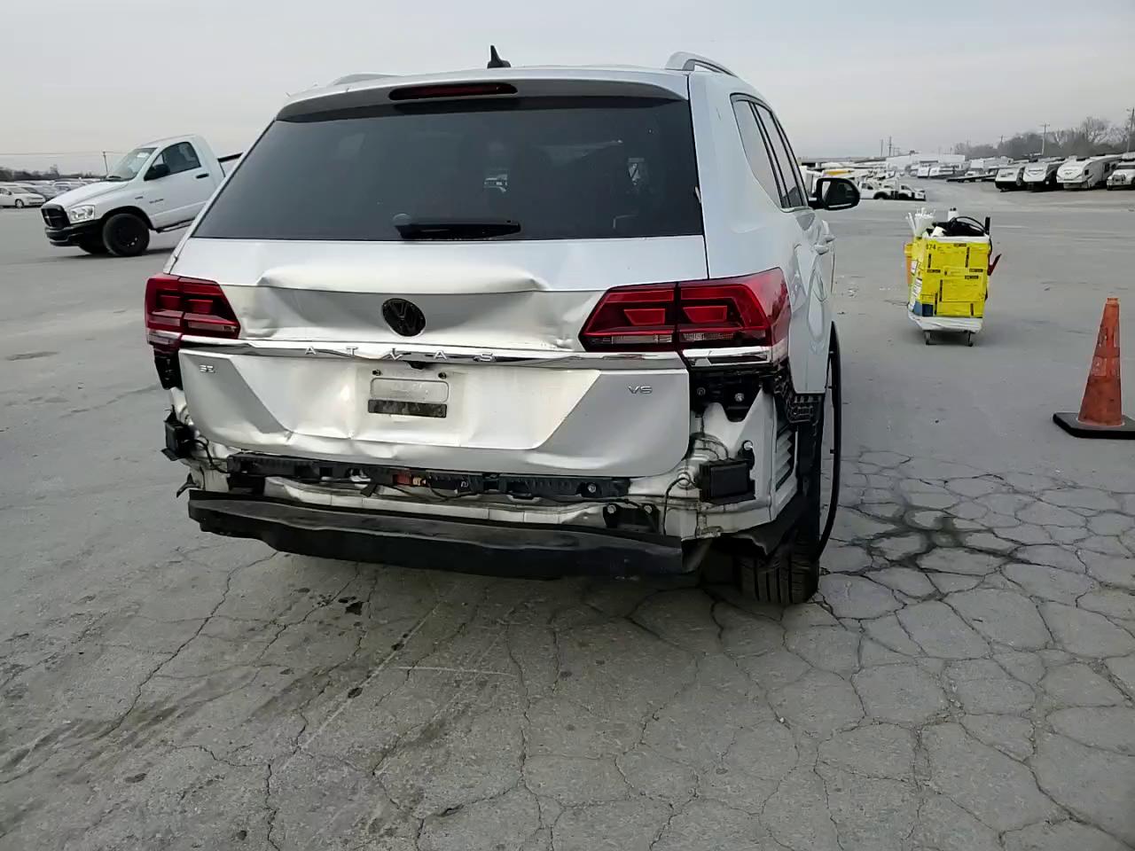 Фото: 1V2CR2CAXJC570329