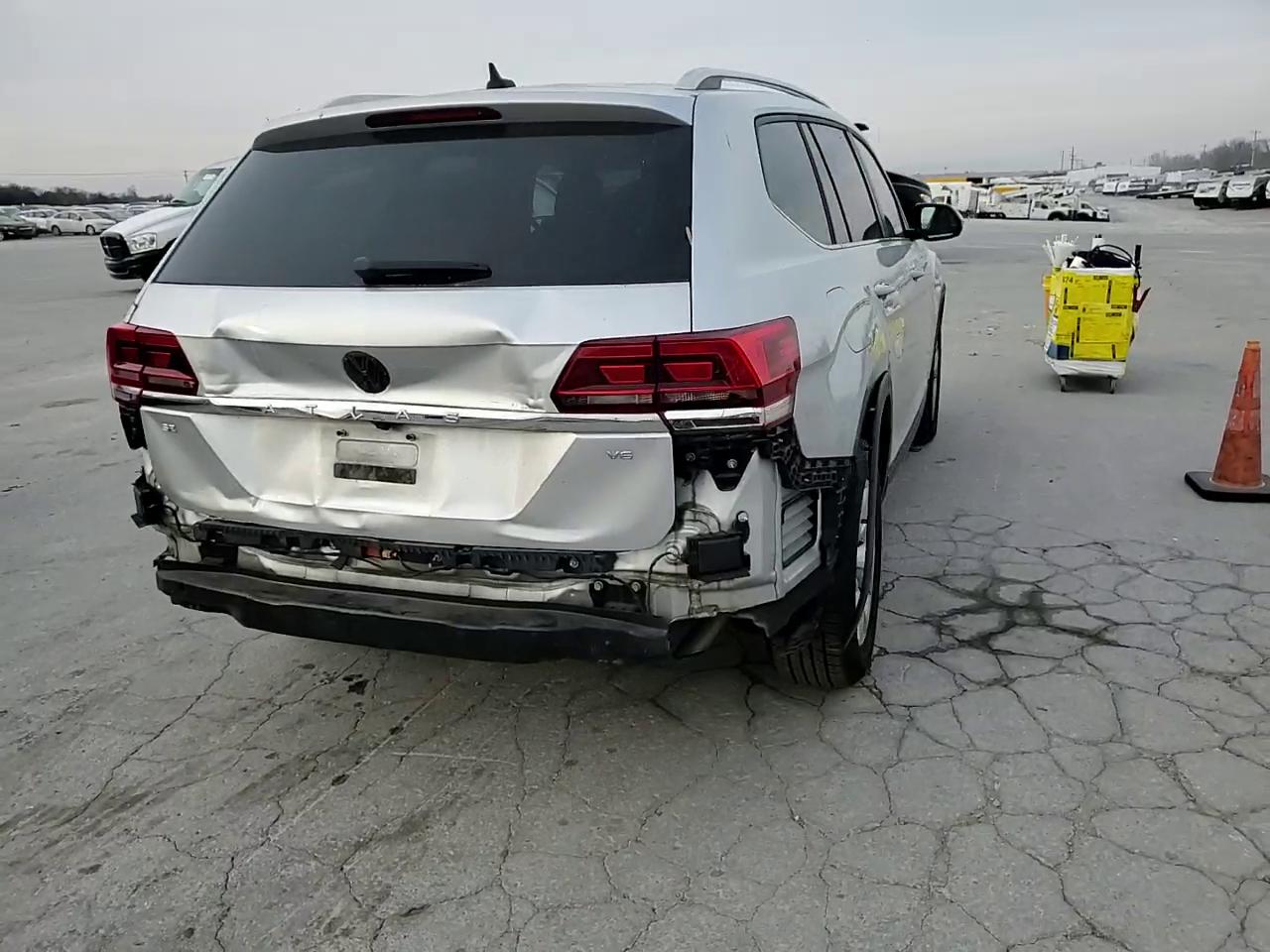 Фото: 1V2CR2CAXJC570329