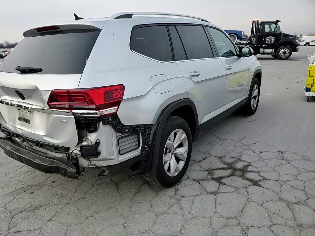 Фото: 1V2CR2CAXJC570329