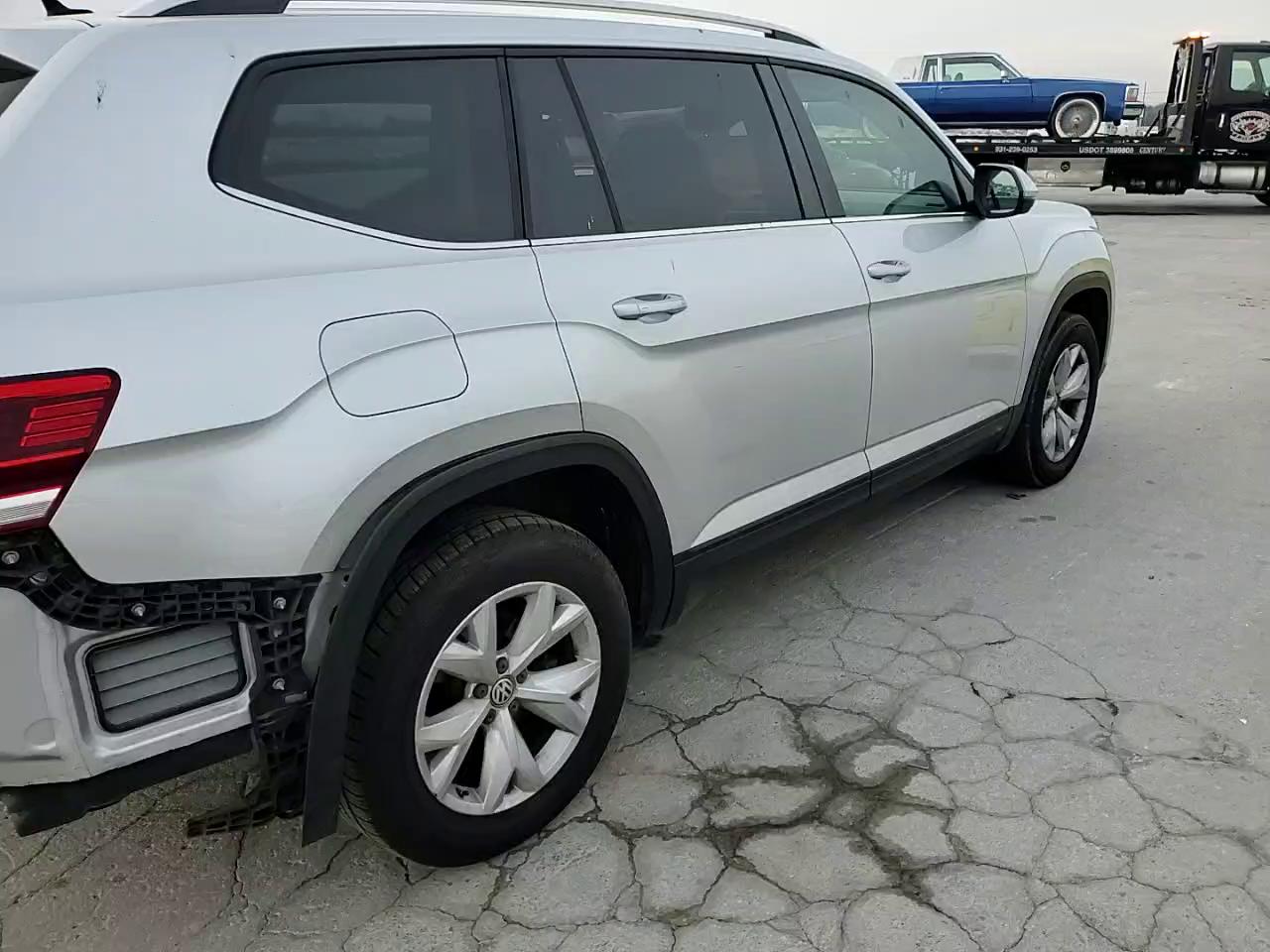 Фото: 1V2CR2CAXJC570329