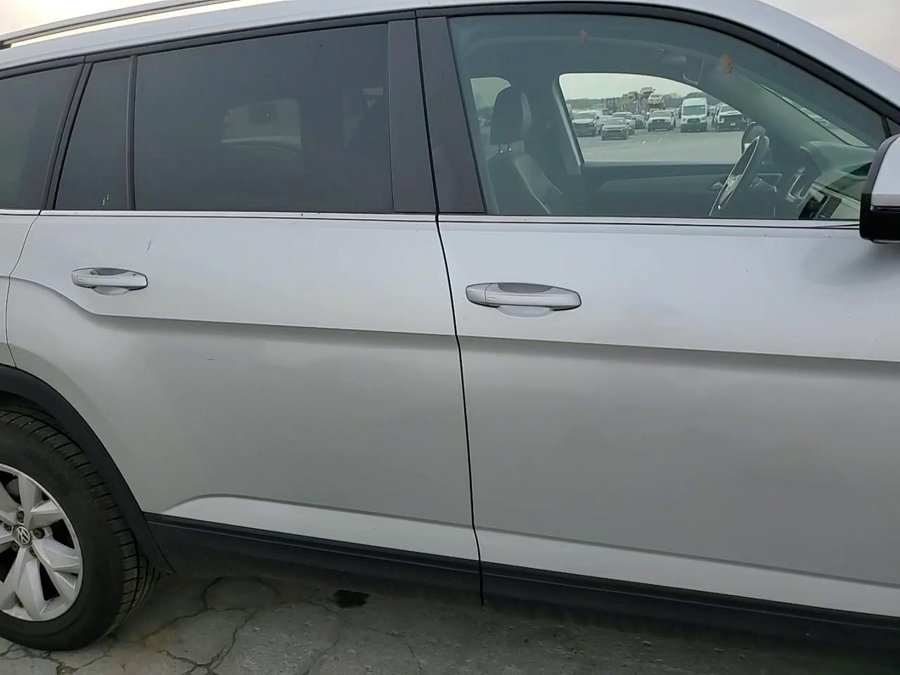 Фото: 1V2CR2CAXJC570329