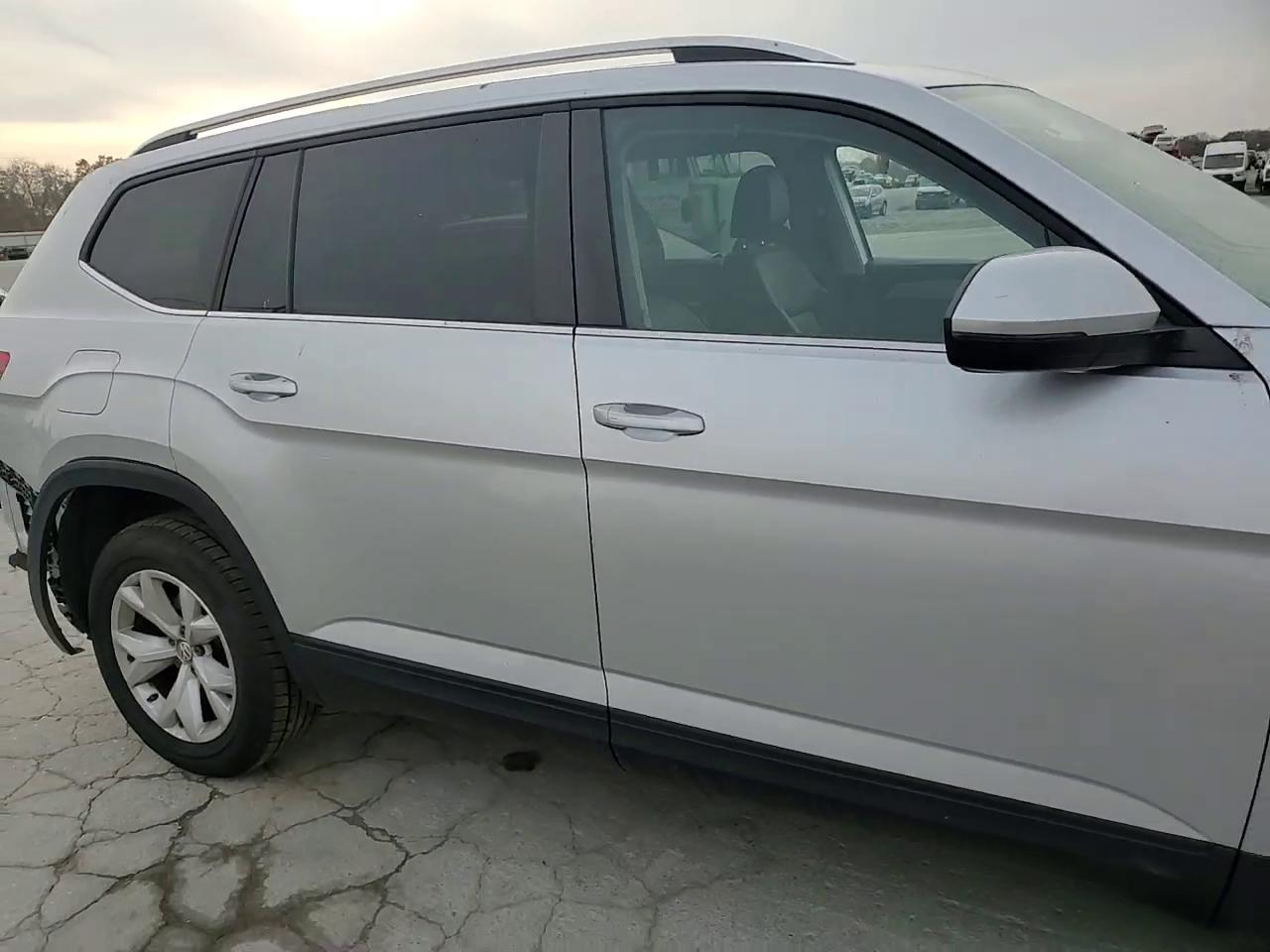 Фото: 1V2CR2CAXJC570329