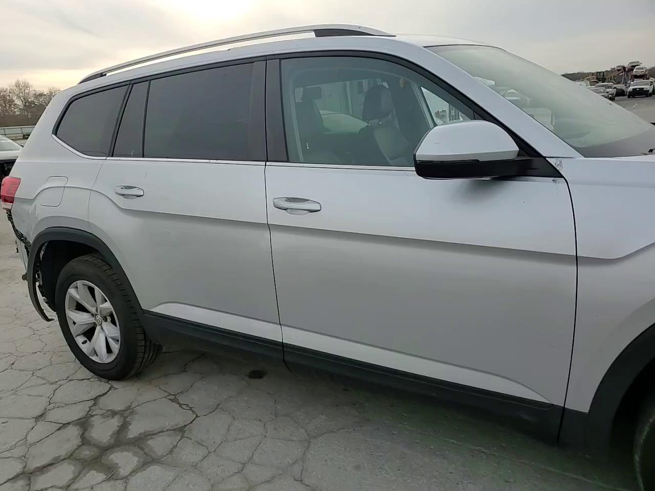 Фото: 1V2CR2CAXJC570329