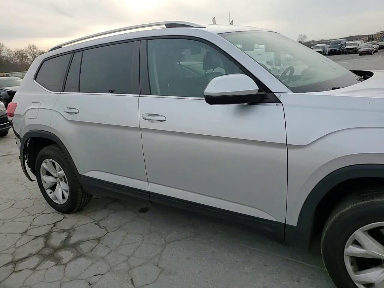 Фото: 1V2CR2CAXJC570329